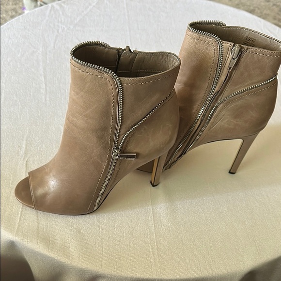 EUC Vince Camuto Tan Peep-Toe Ankle Booties - Picture 6 of 7